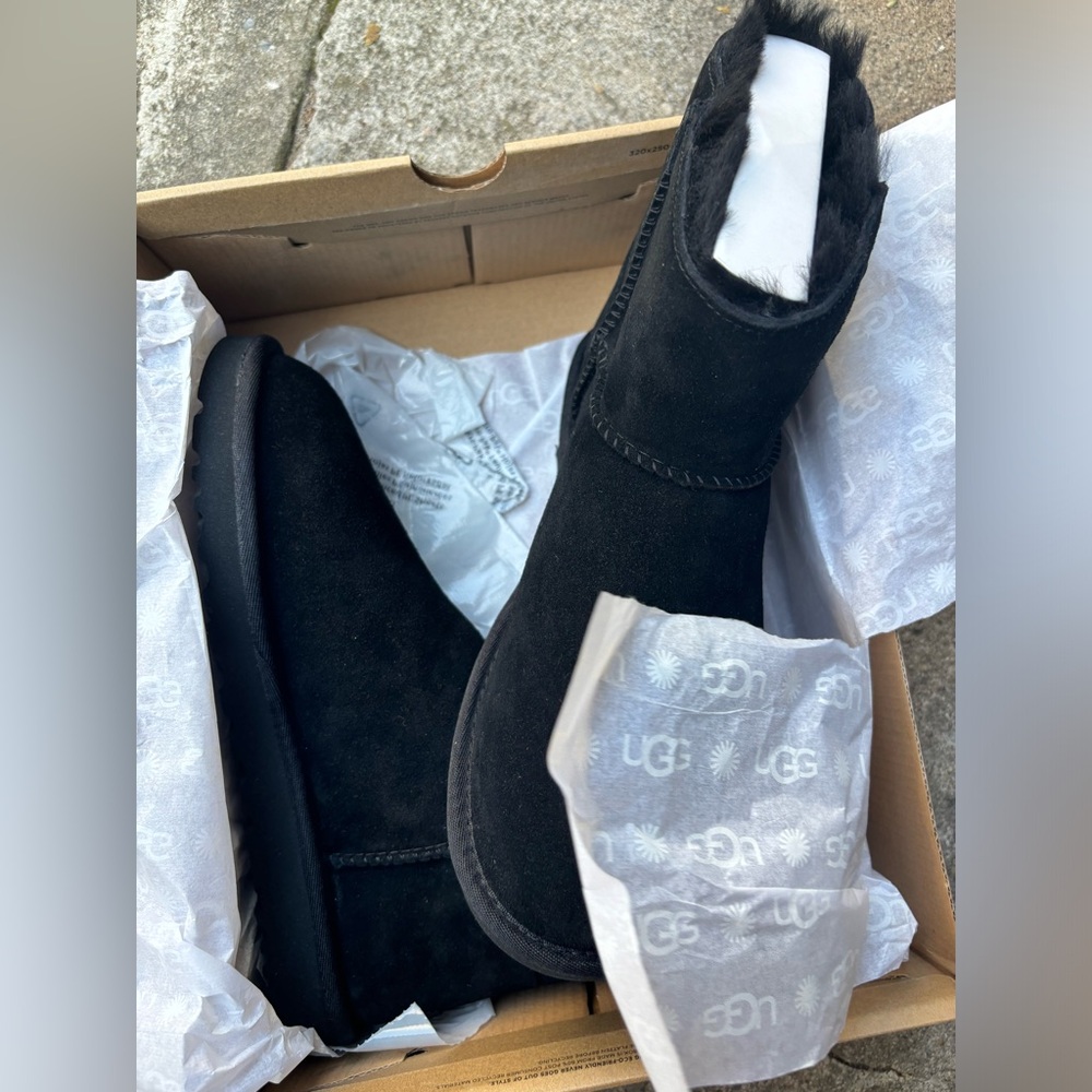 UGG Bailey Mini Logo Strap Bootie - Picture 4 of 10
